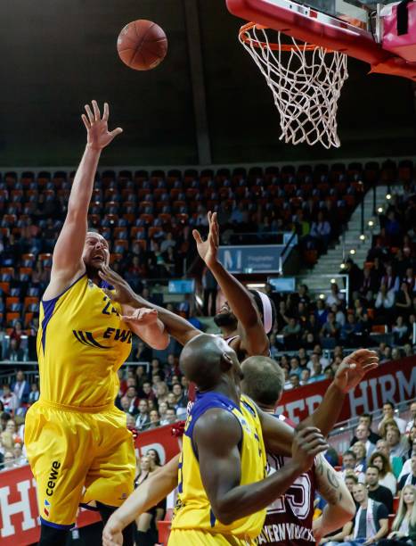 与对抗日益 与对抗日益